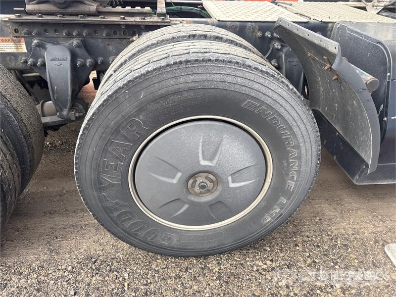 Freightliner Cascadia 126 6x4 T/A Sleeper Truck Tractor Nyergesvontatók