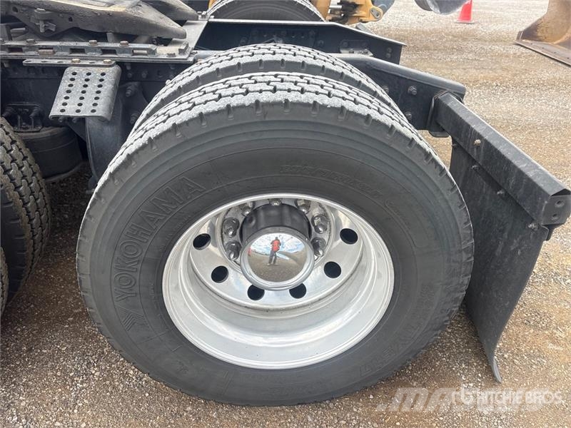 Freightliner Cascadia 126 6x4 T/A Sleeper Truck Tractor Nyergesvontatók
