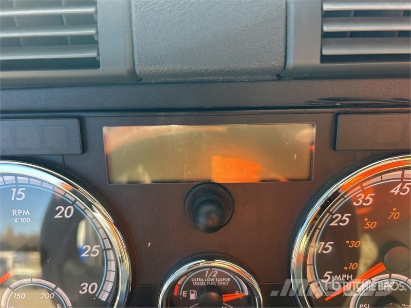 Freightliner Cascadia 125 6x4 T/A Sleeper Truck Tractor (Inoper Тягачі