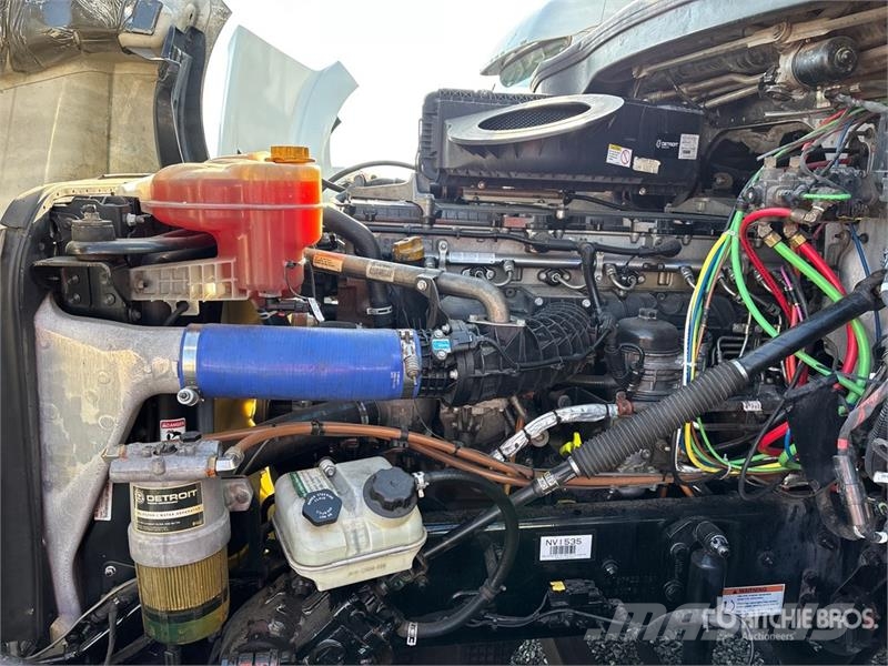 Freightliner Cascadia 126 6x4 T/A Sleeper Truck Tractor Тягачі