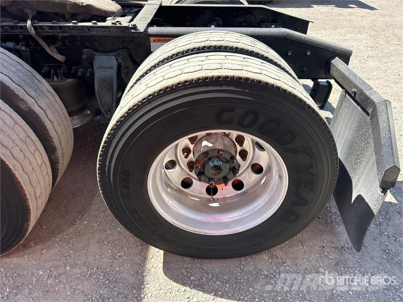 Freightliner Cascadia 126 T/A Sleeper Truck Tractor Tractor Units