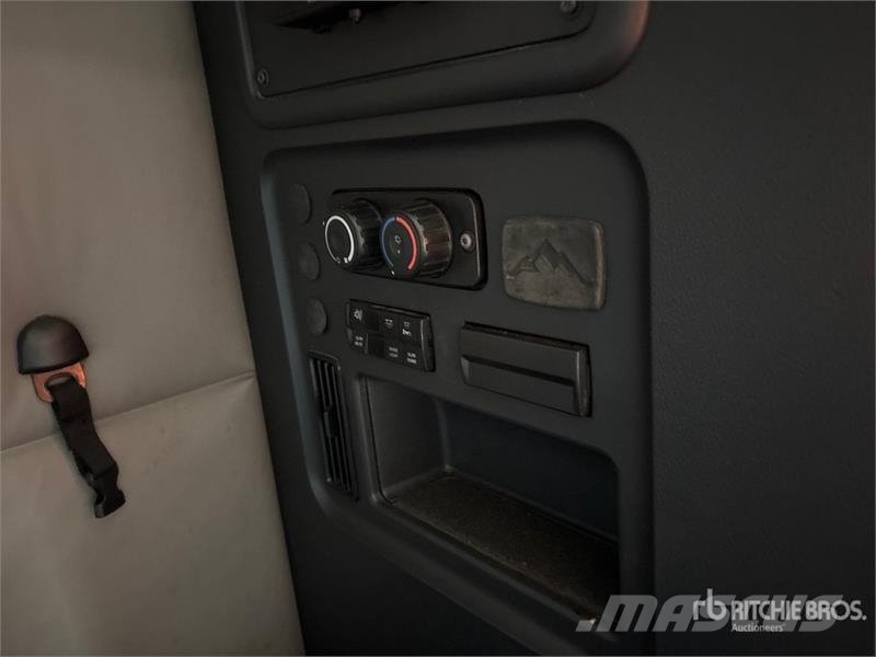Freightliner Cascadia 126 6x4 T/A Sleeper Truck Tractor Vlačilci