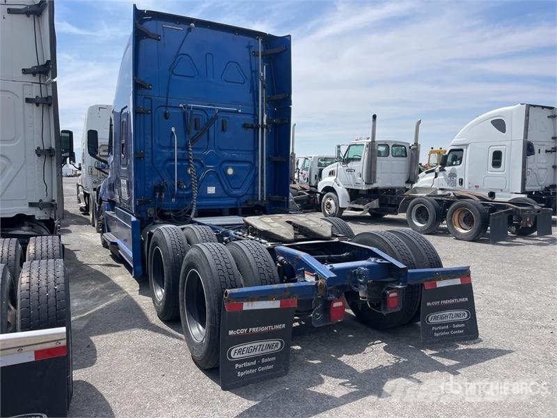 Freightliner Cascadia 126 6x4 T/A Sleeper Truck Tractor (Inoper Vilcēji