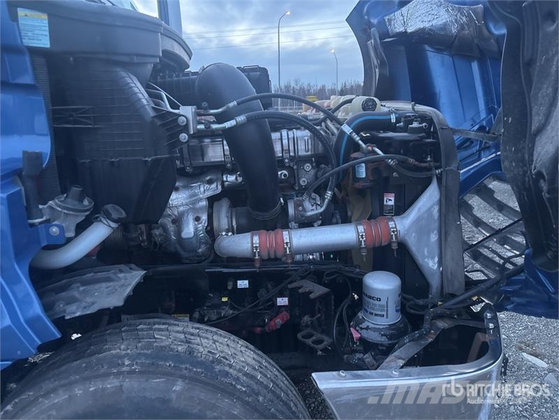 Freightliner Cascadia 126 8x4 Tri/A Sleeper Truck Tractor Trekkvogner