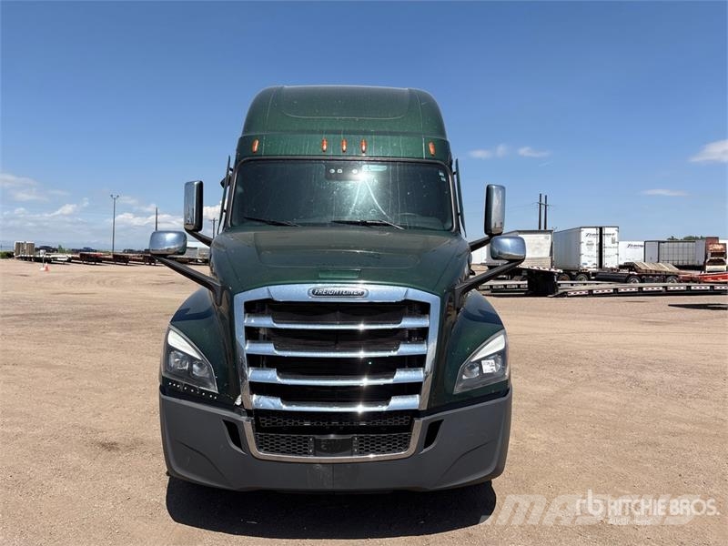 Freightliner Cascadia 126 6x4 T/A Sleeper Truck Tractor Tegljači