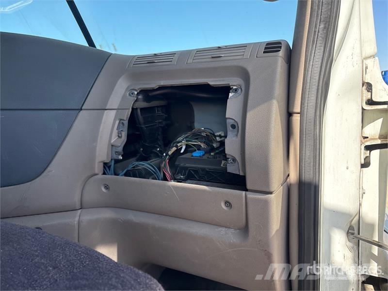 Freightliner Cascadia 125 6x4 Roll-Off Truck (Inoperable) شاحنات لوادر