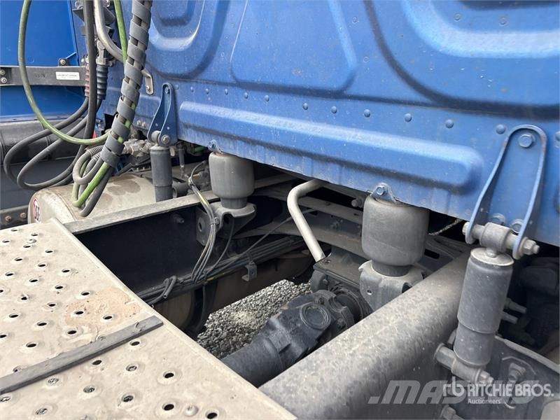 Freightliner Cascadia 126 6x4 T/A Sleeper Truck Tractor 中古トラクターヘッド | トレーラーヘッド