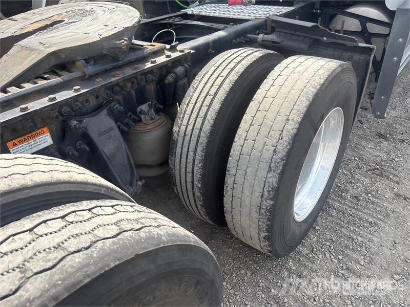 Freightliner Cascadia 126 6x4 T/A Sleeper Truck Tractor Vilcēji