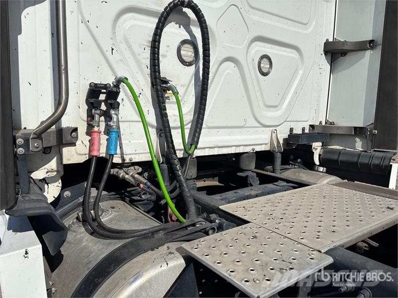 Freightliner Cascadia 126 6x4 T/A Sleeper Truck Tractor Nyergesvontatók