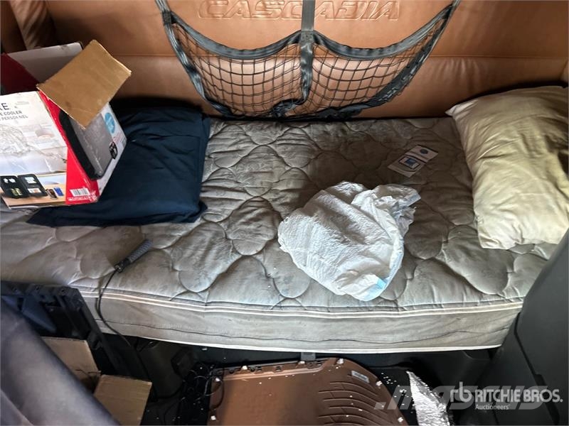 Freightliner Cascadia 6x4 T/A Sleeper Truck Tractor Тягачі