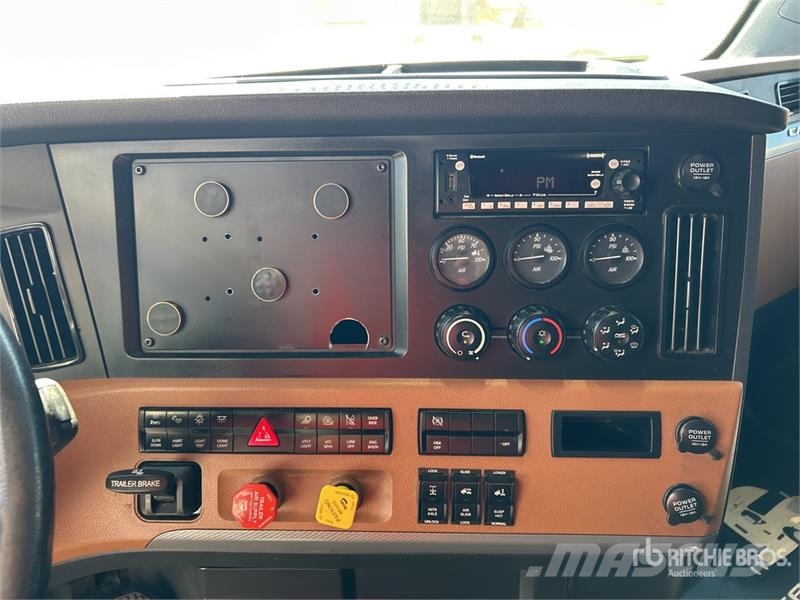 Freightliner Cascadia 126 T/A Sleeper Truck Tractor Tractor Units