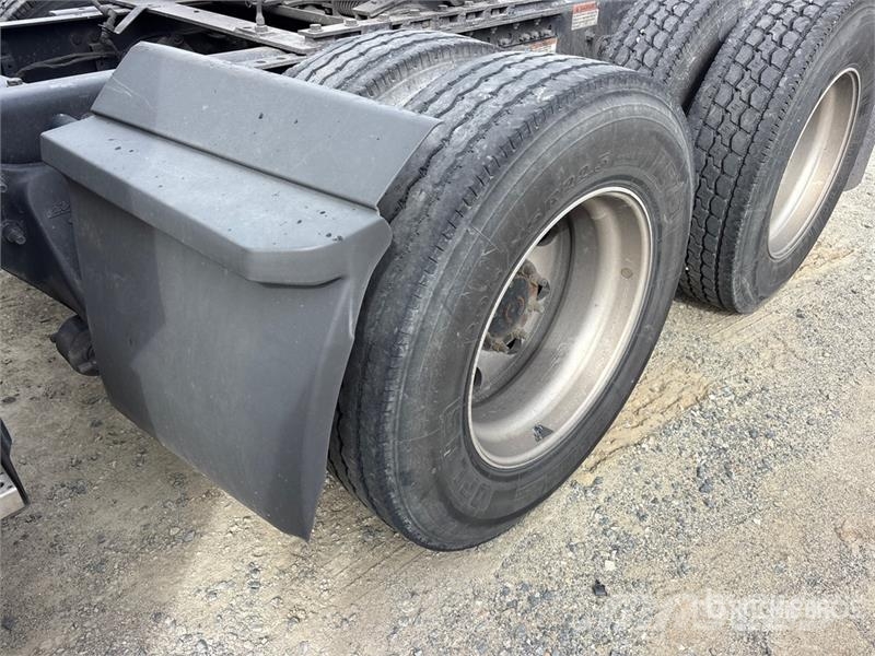 Freightliner Cascadia 126 6x4 T/A Sleeper Truck Tractor Тягачі