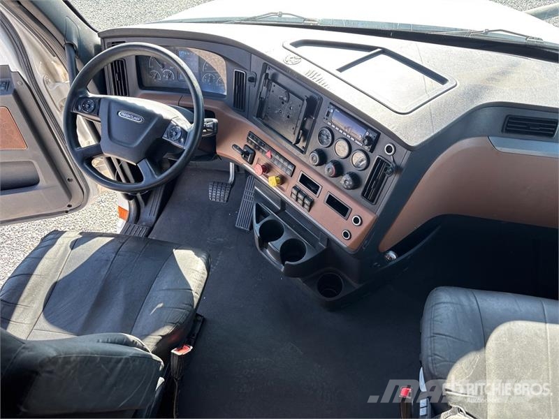 Freightliner Cascadia 126 6x4 T/A Sleeper Truck Tractor Tegljači