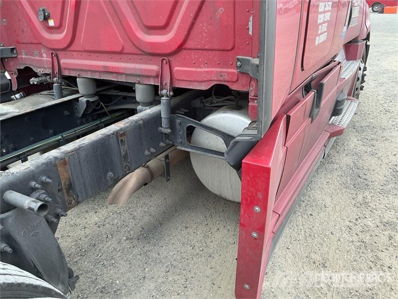 Freightliner Cascadia 126 6x4 T/A Sleeper Truck Tractor Тягачі