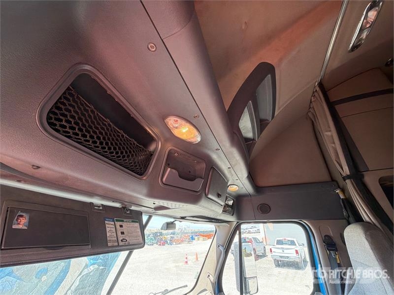Freightliner Cascadia 125 6x4 T/A Sleeper Truck Tractor Vlačilci