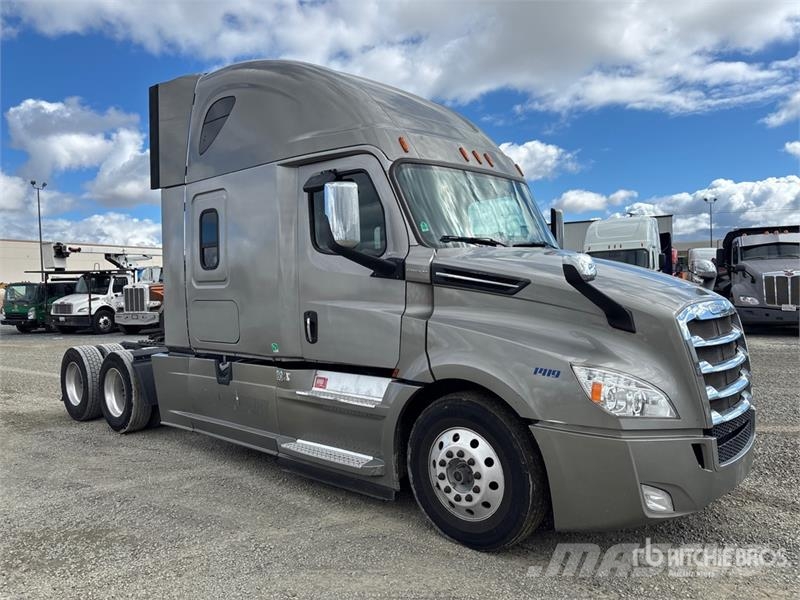 Freightliner Cascadia 126 6x4 T/A Sleeper Truck Tractor Sattelzugmaschinen