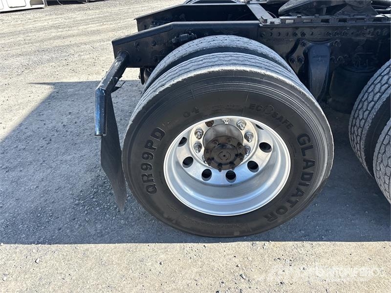 Freightliner Cascadia 126 6x4 T/A Sleeper Truck Tractor Tractores (camiões)