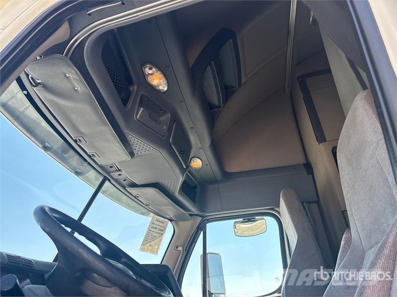 Freightliner Cascadia 125 6x4 T/A Sleeper Truck Tractor Тягачі