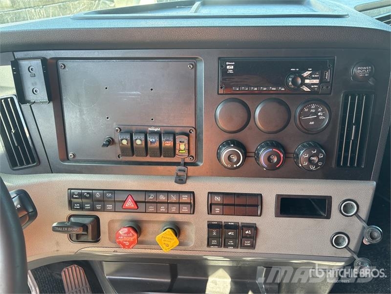 Freightliner Cascadia 126 6x4 T/A Sleeper Truck Tractor Camiones tractor