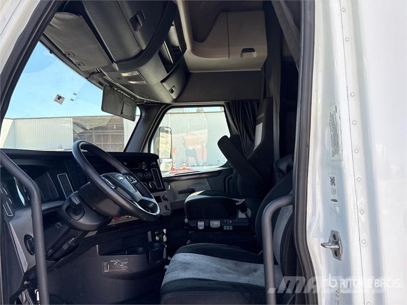 Freightliner Cascadia 126 6x4 T/A Sleeper Truck Tractor Nyergesvontatók