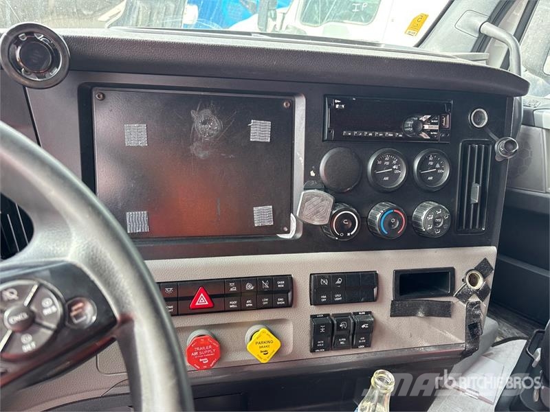 Freightliner Cascadia 126 6x4 T/A Sleeper Truck Tractor Тягачі