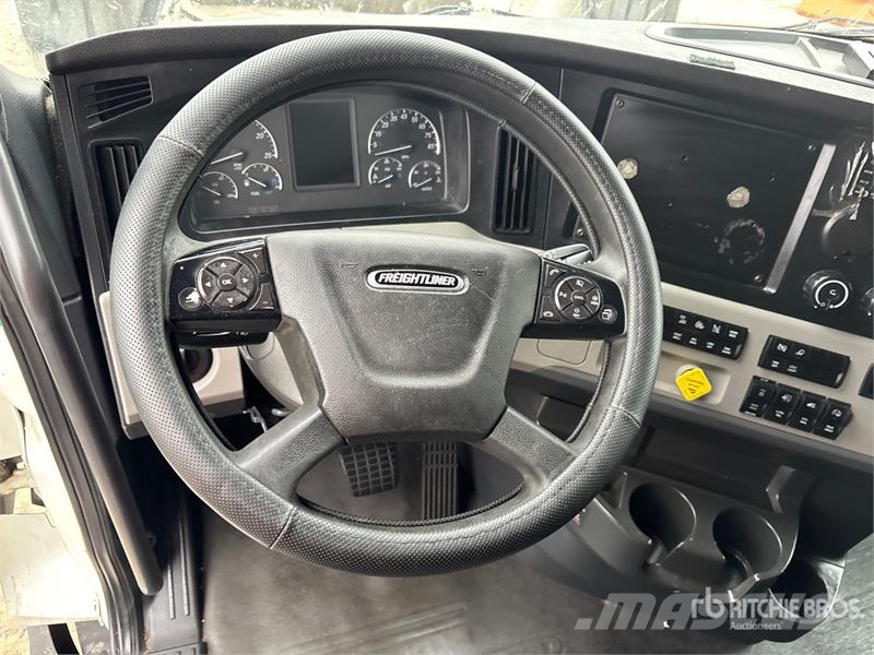 Freightliner Cascadia 126 6x4 T/A Sleeper Truck Tractor Prime Movers