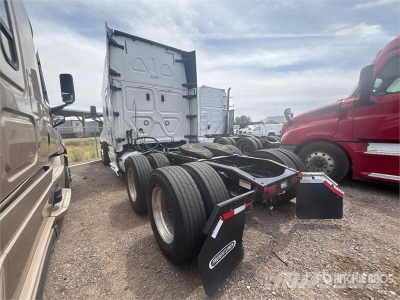 Freightliner Cascadia 126 6x4 T/A Sleeper Truck Tractor (Inoper Nyergesvontatók