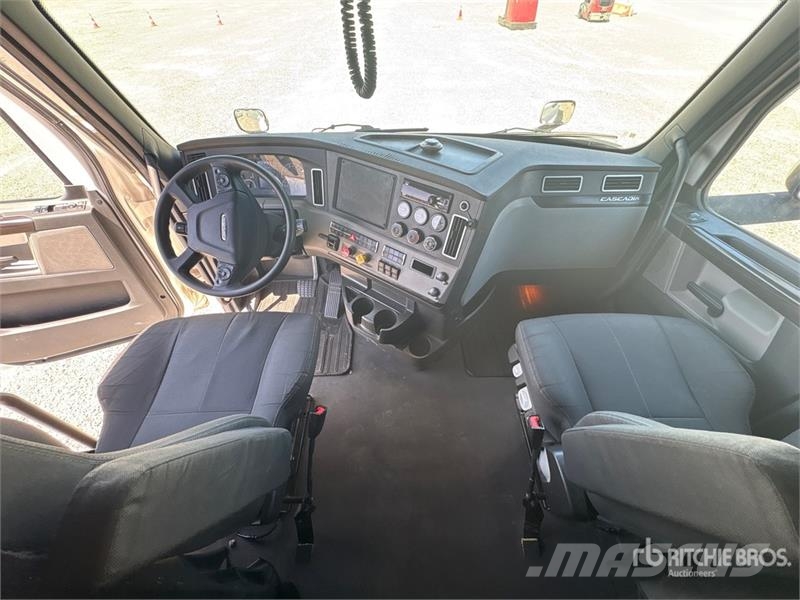 Freightliner Cascadia 126 6x4 T/A Sleeper Truck Tractor Тягачі