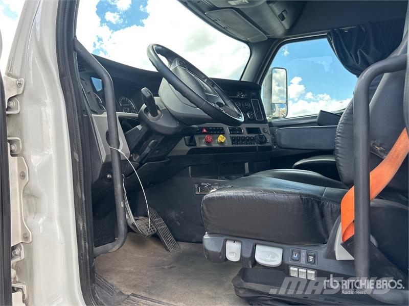 Freightliner Cascadia 126 6x4 T/A Sleeper Truck Tractor Тягачі