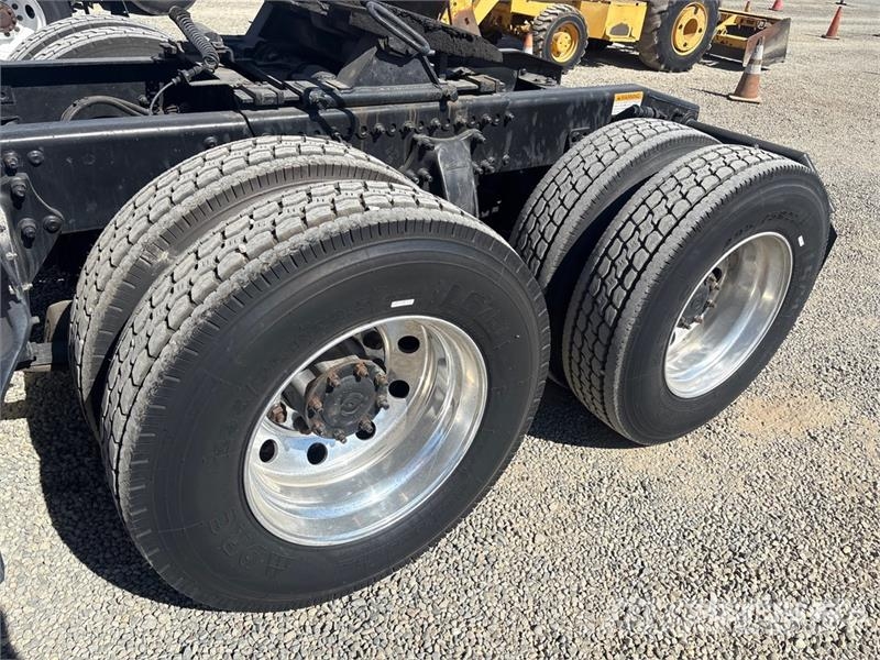 Freightliner Cascadia 125 6x4 T/A Sleeper Truck Tractor Vlačilci