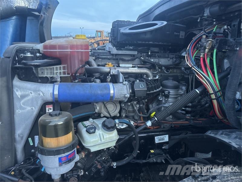 Freightliner Cascadia 126 8x4 Tri/A Sleeper Truck Tractor Trekkvogner