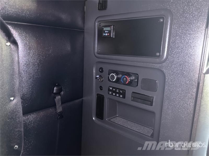 Freightliner Cascadia 126 6x4 T/A Sleeper Truck Tractor Tractor Units