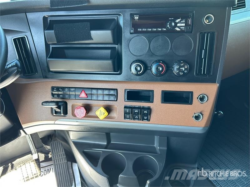 Freightliner Cascadia 126 6x4 T/A Sleeper Truck Tractor Sadulveokid