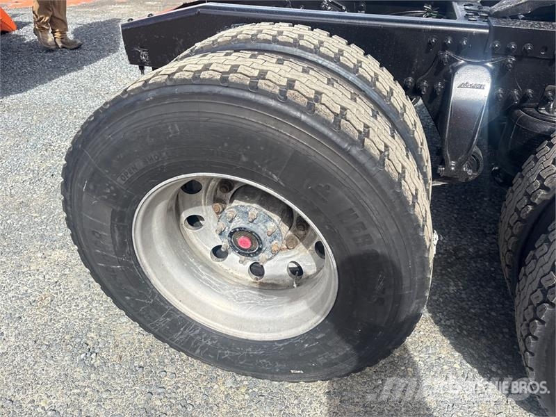 Freightliner Cascadia 125 6x2 T/A Sleeper Truck Tractor Седельные тягачи