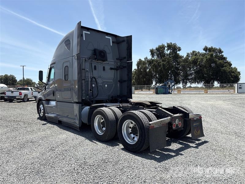 Freightliner Cascadia 126 6x4 T/A Sleeper Truck Tractor Vilcēji