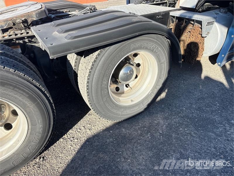 Freightliner Cascadia 126 6x4 T/A Sleeper Truck Tractor Vlačilci