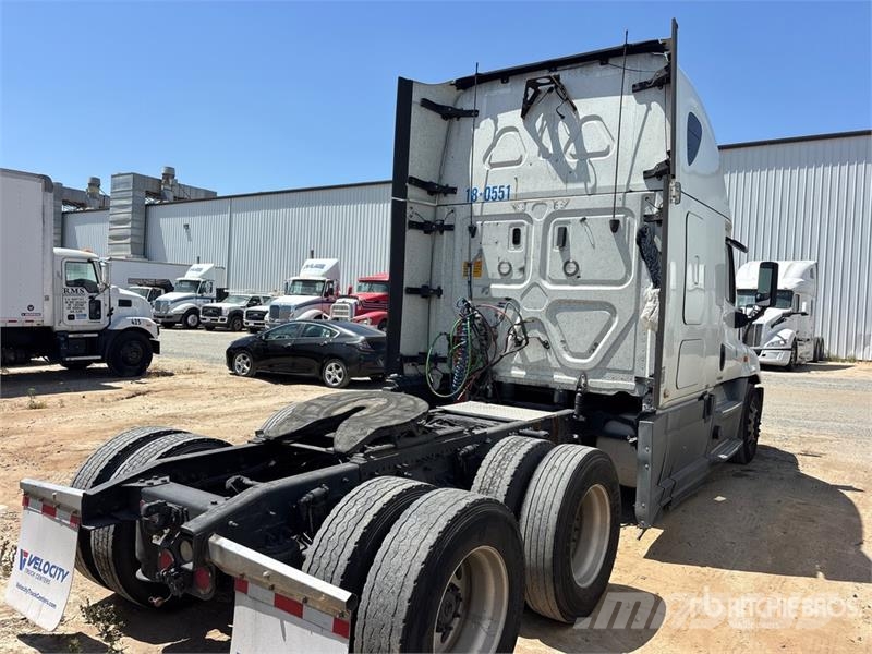 Freightliner Cascadia 125 6x4 T/A Sleeper Truck Tractor Sattelzugmaschinen