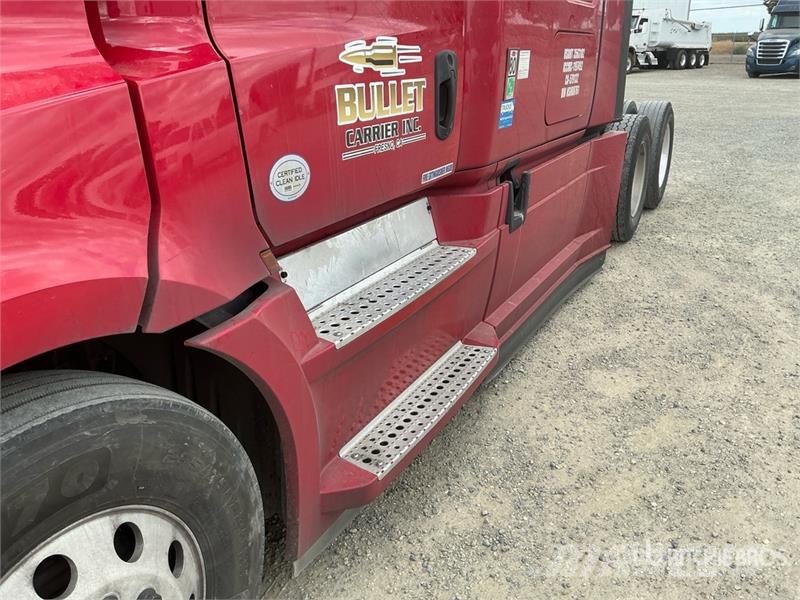 Freightliner Cascadia 126 6x4 T/A Sleeper Truck Tractor Тягачі