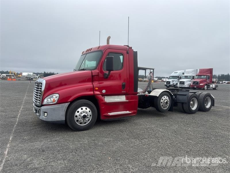 Freightliner Cascadia 125 8x4 Tri/A Day Cab Truck Tractor Vilcēji