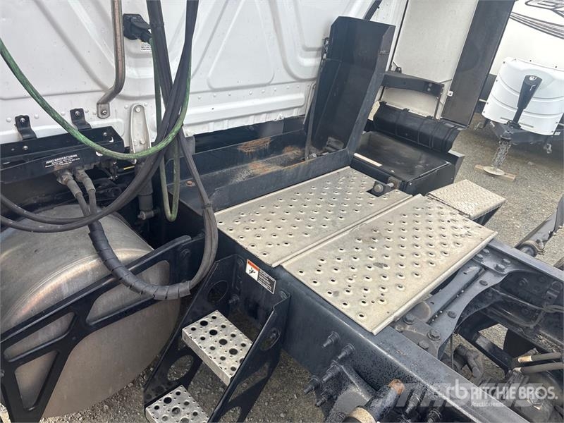 Freightliner Cascadia 126 6x4 T/A Sleeper Truck Tractor Motrici e Trattori Stradali