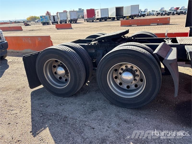 Freightliner Cascadia 126 6x4 T/A Sleeper Truck Tractor Vilcēji