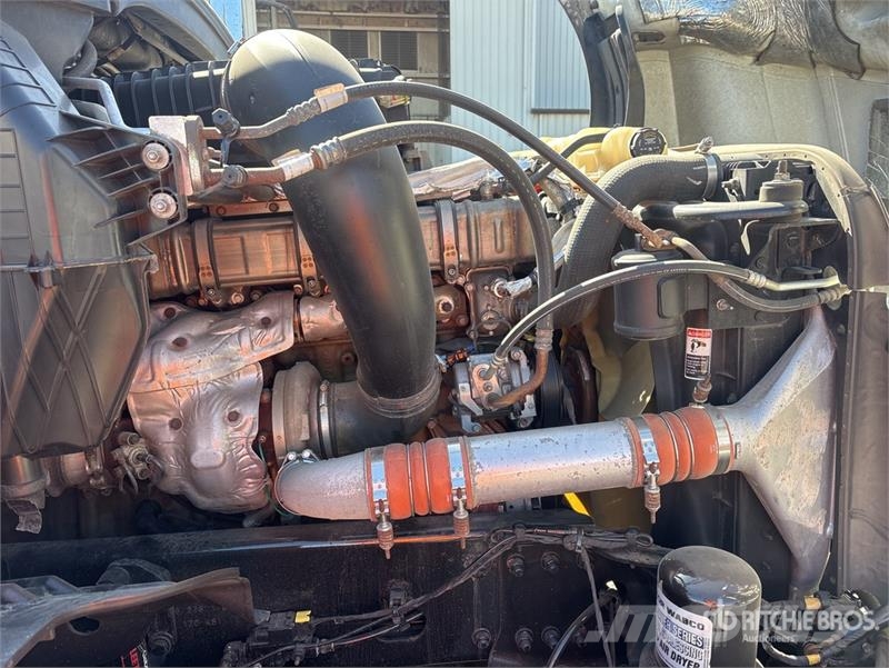 Freightliner Cascadia 126 6x4 T/A Sleeper Truck Tractor Camiones tractor