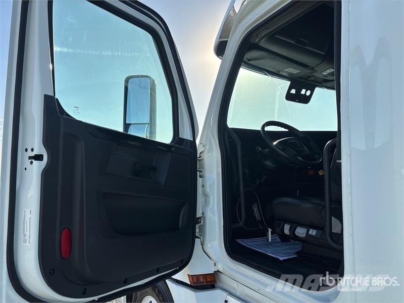 Freightliner Cascadia 126 6x4 T/A Sleeper Truck Tractor وحدات الجر