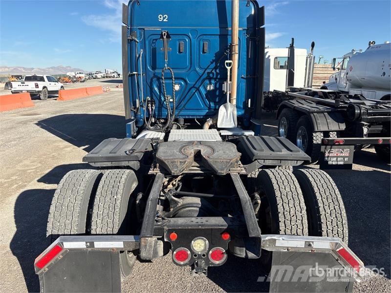 Freightliner Cascadia 126 6x4 T/A Sleeper Truck Tractor Vlačilci