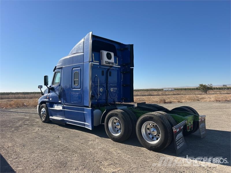 Freightliner Cascadia 125 6x4 T/A Sleeper Truck Tractor (Inoper Тягачі