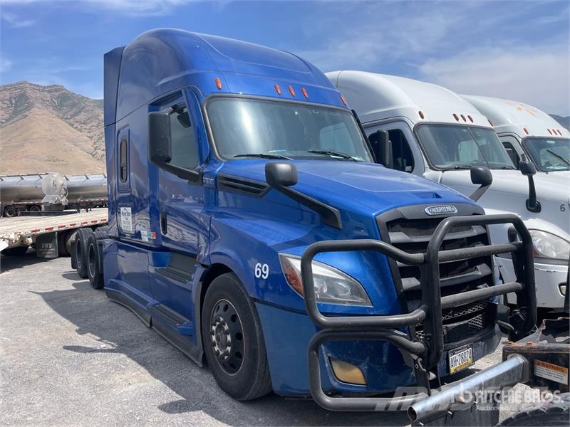 Freightliner Cascadia 126 6x4 T/A Sleeper Truck Tractor (Inoper Vilcēji