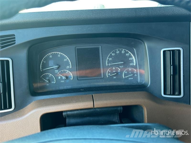 Freightliner Cascadia 126 6x4 T/A Sleeper Truck Tractor Cabezas tractoras