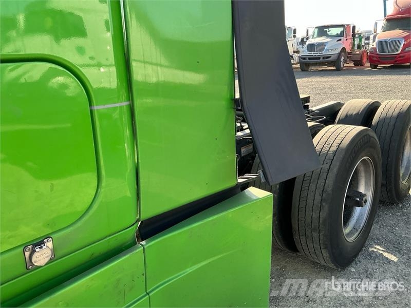 Freightliner Cascadia 126 T/A Sleeper Truck Tractor (Inoperable Тягачі