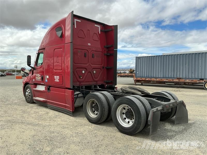 Freightliner Cascadia 126 6x4 T/A Sleeper Truck Tractor Тягачі