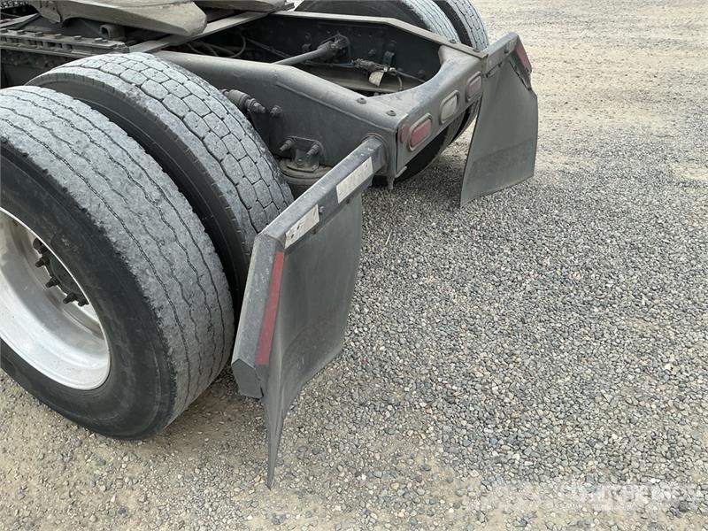 Freightliner Cascadia 126 6x4 T/A Sleeper Truck Tractor Тягачі
